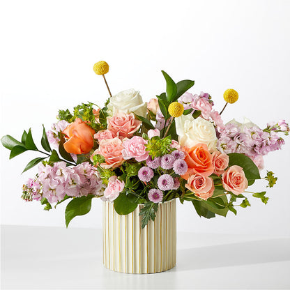 Bouquet de marché français avec vase ivoire
